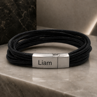 Zwart-blauwe leren as armband met gravure
