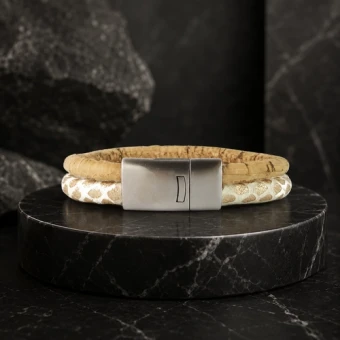 Bruin witte leren armband met gravure en matte sluiting