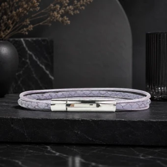 Paarse leren armband met gravure en hoogglans sluiting