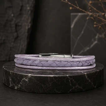 Paarse leren armband met gravure en hoogglans sluiting