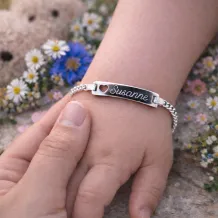 Baby armbandje met naam en hartje in sierletter