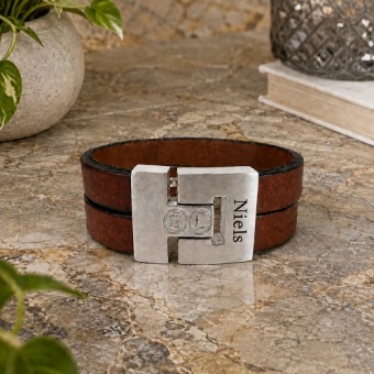 Bruine leren armband met gegraveerde sluiting