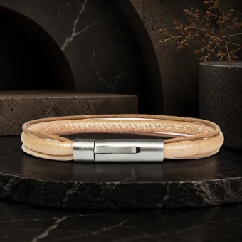 Bruine leren armband met drie banden en gravure