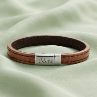 Bruin afgewerkte lederen armband met gravure