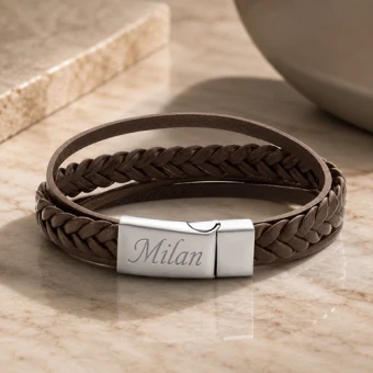 Bruin leren armband dubbel gevlochten met gravure