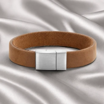 Bruine leren armband met magnetische RVS sluiting en gravure