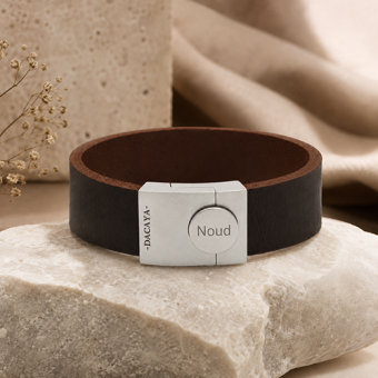 Dacaya bruin grijze leren armband met RVS sluiting en gravure