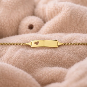 Gold plated baby armbandje met naam en uitgesneden hartje