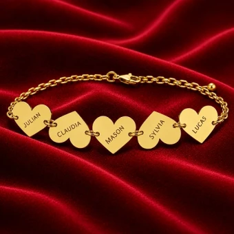 Gouden armband met vijf hartjes en naamgravure