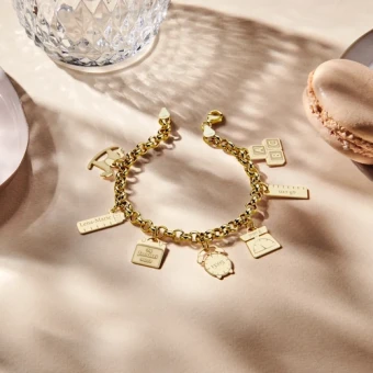 Gouden geboorte armband met losse bedels en gravure