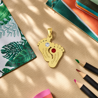 Gouden hanger voetjes met twee geboortestenen en datum
