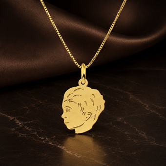 Kleine gouden jongenshanger met kinderkopje en gravure