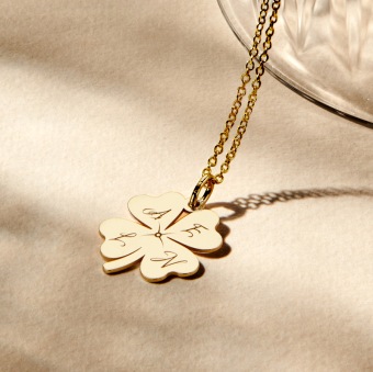Gouden klavertje vier hanger met initialen graveren