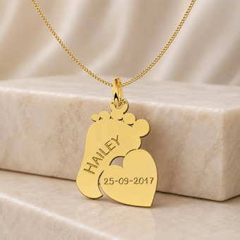 Gouden babyhanger met voetje hart en persoonlijke gravure