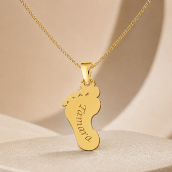 Gouden babyhanger met voetje en persoonlijke gravure