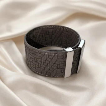 Grijze leren armband met RVS sluiting en gravure