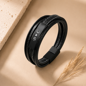 Zwarte leren armband met zilverkleurige gravure
