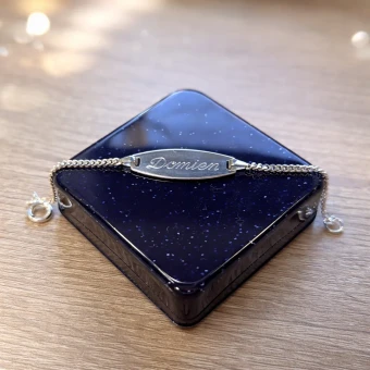 Ovaal zilveren baby armbandje met naamgravure