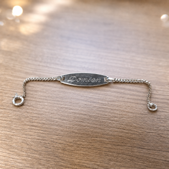 Ovaal zilveren baby armbandje met naamgravure
