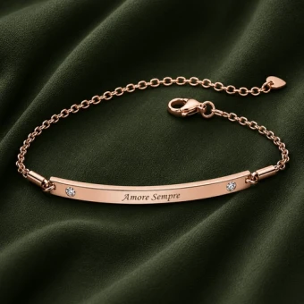 Rosékleurige plaatarmband met hartjes, steentjes en gravure