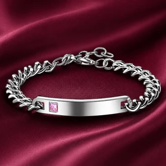 Zilverkleurige schakelarmband met lichtroze steentje en gravure