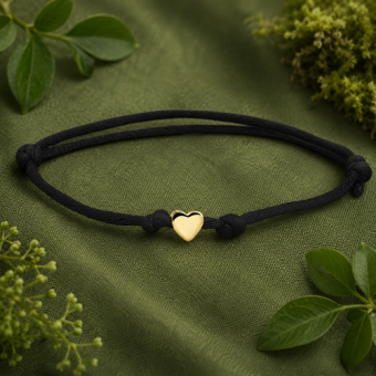 Zwart gevlochten armbandje met gouden hartje en initiaal