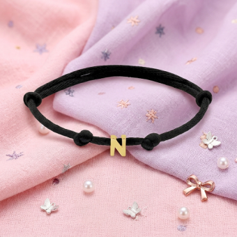 Zwart gevlochten armbandje met 14 karaats gouden letter