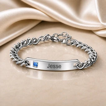 Zilverkleurige schakelarmband met graveerplaat en lichtblauw steentje