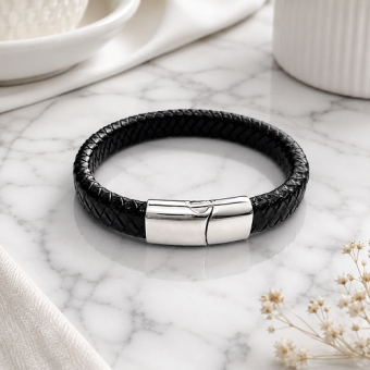 Zwart leren armband met gegraveerde sluiting