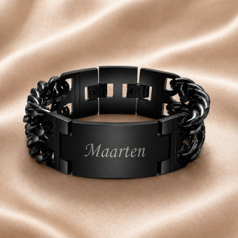 Zwart stalen brede armband met graveerplaat en persoonlijke gravure