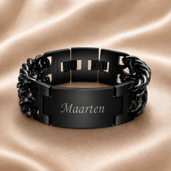 Zwart stalen brede armband met graveerplaat en persoonlijke gravure