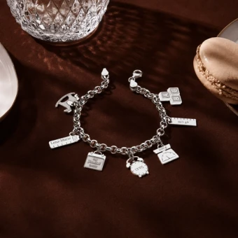 Zilveren geboorte armband met losse bedels en gravure