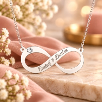 Zilveren infinity hanger met zirkonia en persoonlijke naamgravure aan een zilveren ketting.