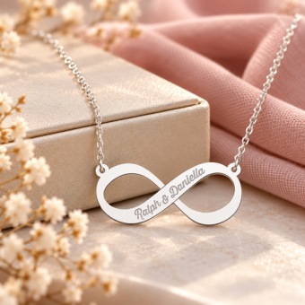 Zilveren infinity hanger en persoonlijke naamgravure aan een zilveren ketting.