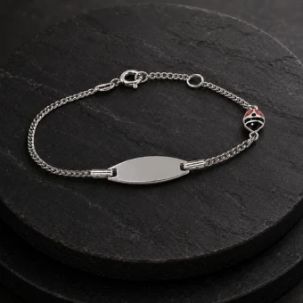 Zilveren kinderarmband met rood ovaal lieveheersbeestje en gravure