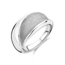 Zilveren ring met vingerafdruk in gebogen vlak