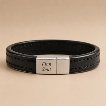 Zwart afgewerkte leren armband met gravure