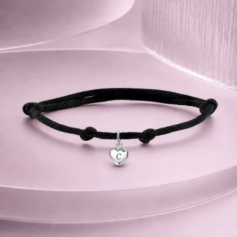 Zwart gevlochten armbandje met zilveren hartje en gravure