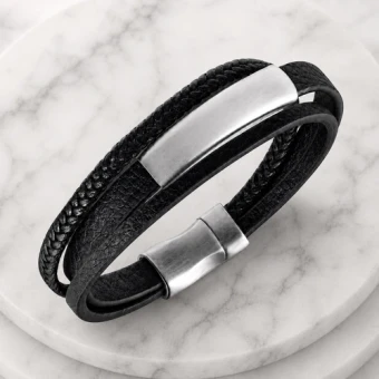 Zwarte leren armband met 3 verschillende banden en RVS plaat