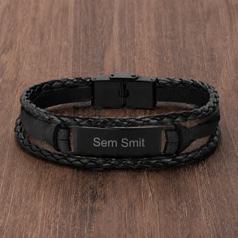 Zwarte leren armband met vier banden en graveerplaat