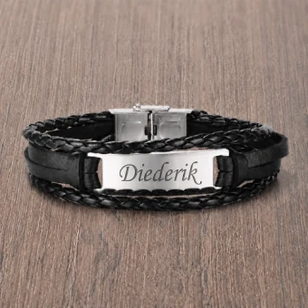 Zwart leren armband met 4 banden en RVS graveerplaat met persoonlijke gravure
