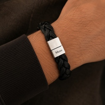 Gevlochten leren armband met RVS gravure