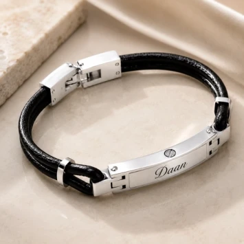 As armband met 2 smalle ronde leren bandjes met RVS plaat