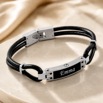 As armband met 2 smalle ronde leren bandjes met zwart gekleurde RVS plaat