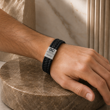 B&L zwarte leren armband met gravure en magneetsluiting