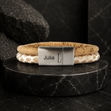 Bruin witte leren armband met gravure en matte sluiting