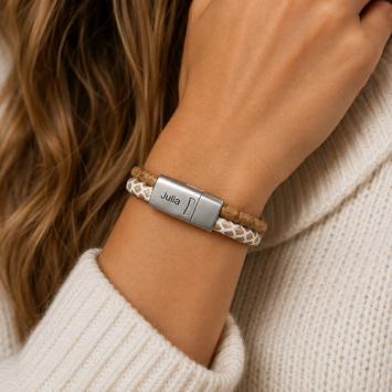 Bruin witte leren armband met gravure en matte sluiting