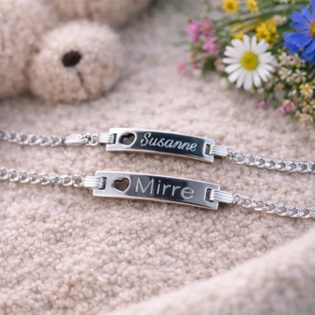 Baby armbandjes in sierletter en rechte letter