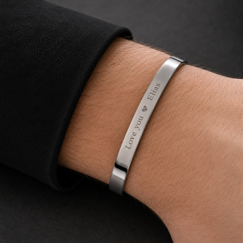 Vlakke zilveren bangle van 10 mm met gravure