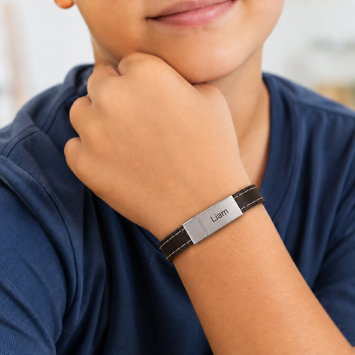 B&L donkerbruine leren armband met wit stiksel